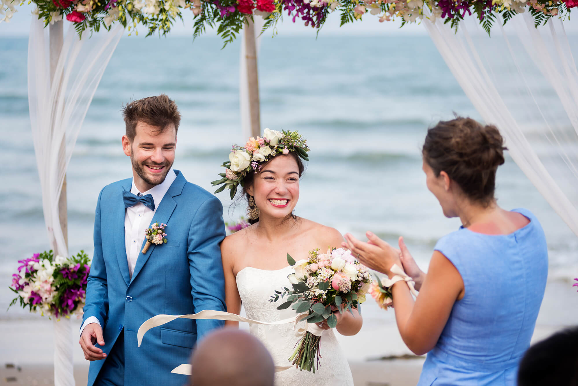 young-couple-in-a-wedding-ceremony-at-the-beach-7BG3HT5.jpg